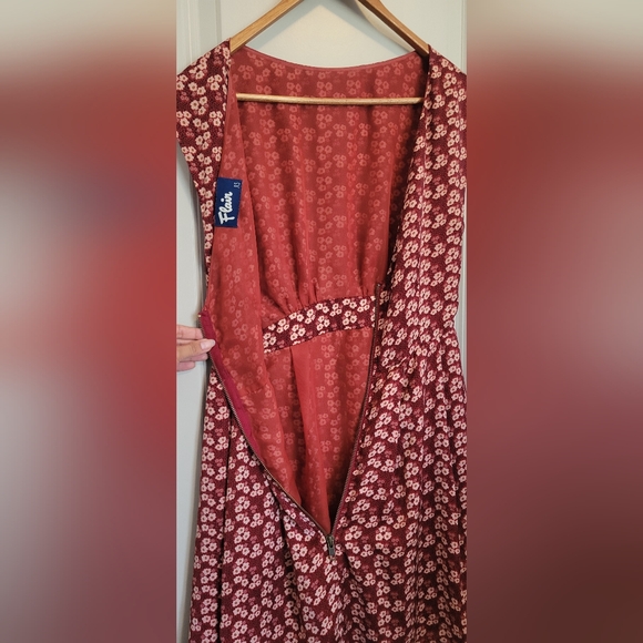 Elegant Red and White Midi Dress - Picture 11 of 15